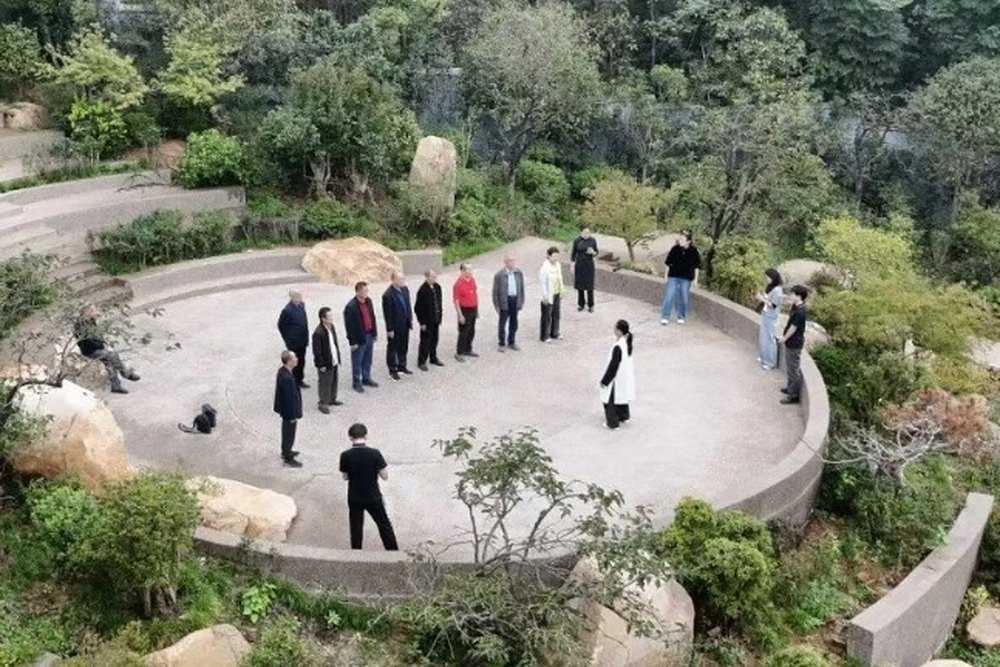 老前辈们在园区户外参观