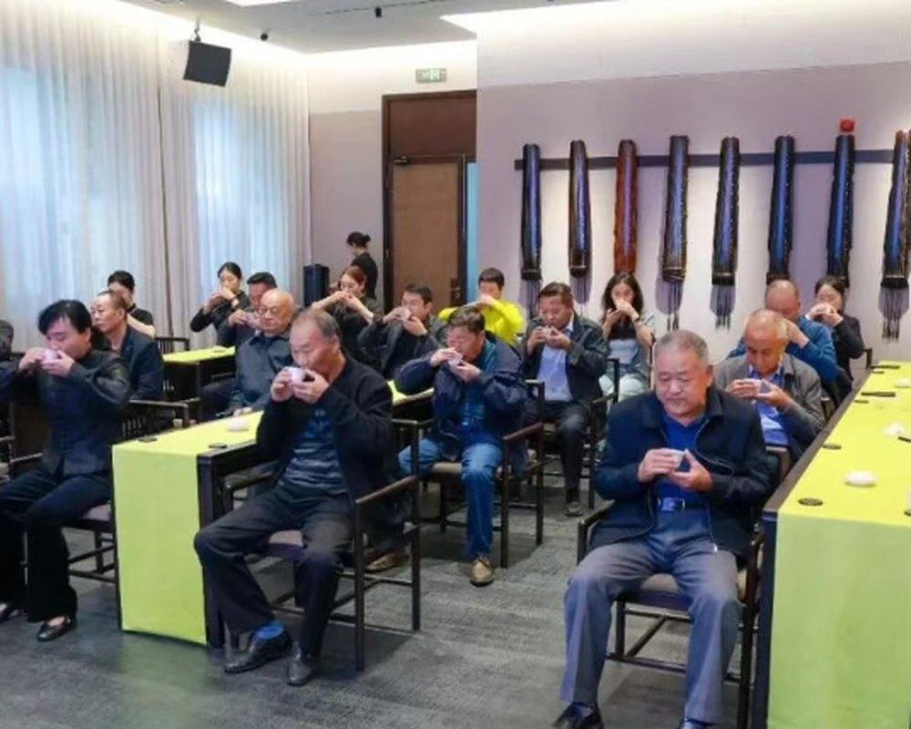 丁家营镇机关退休老干部重阳节茶会现场，老前辈们举杯品茶
