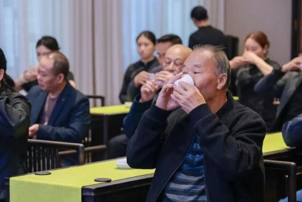 老前辈双手捧杯，细细品茶